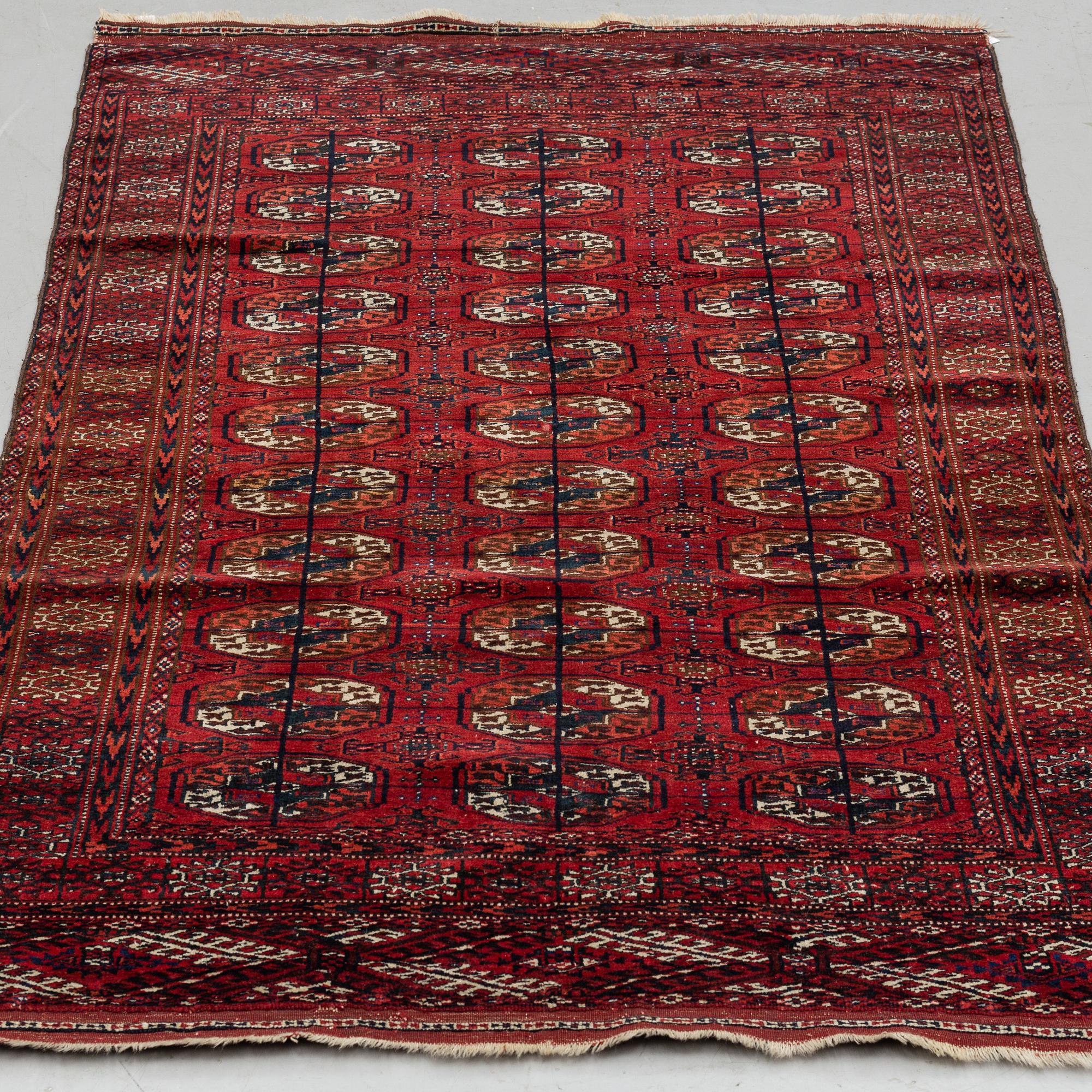 A RUG, semi-antique/old Tekke, ca 199 x 122,5 (as well as 5 flat weave at both of the ends).