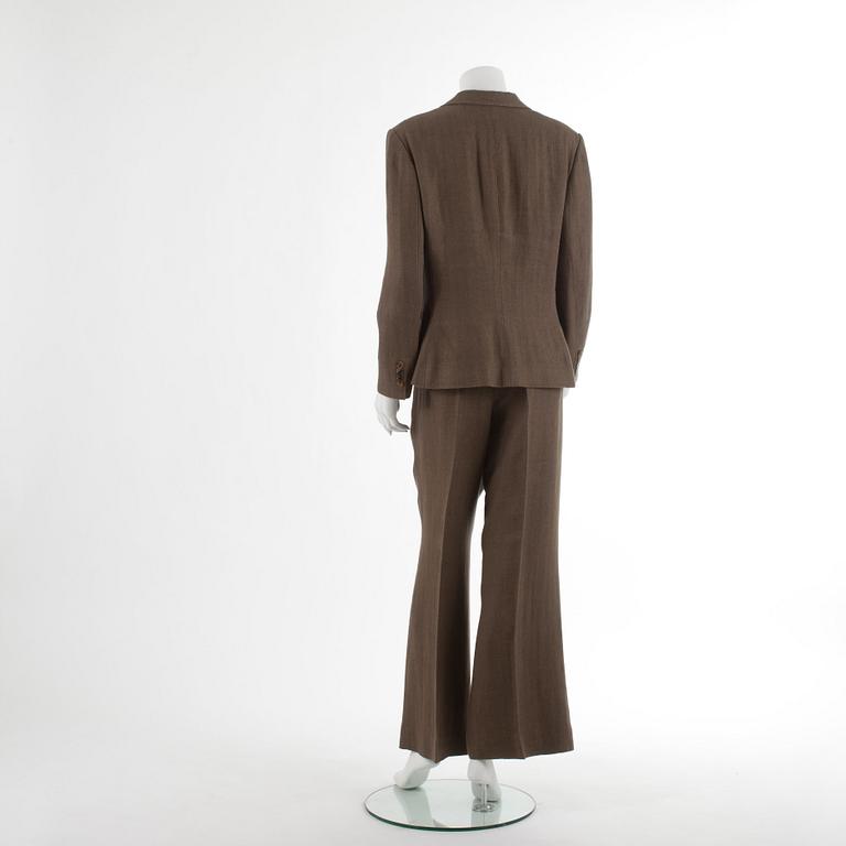RALPH LAURENT, a two-piece suit concisting of jacket and pants, US size 14.