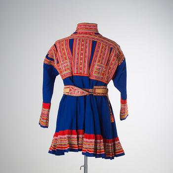 KOLT, med mössa, skärp och väska ("Bältesgehäng"), ylle och skinn. Mestadels 1900-talets första hälft.