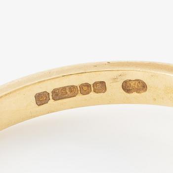 Ring 18K gold with princess-cut diamond.