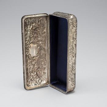 AN ENGLISH VICTORIAN SILVER BOX, London 1887. Weight with loose bottom ca 630 g.