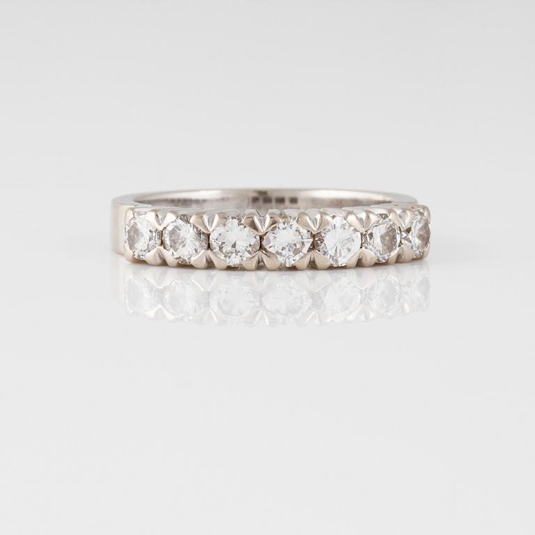 RING, 18K vitguld med briljantslipade diamanter 0.70 ct, Juvel-Magnus, Göteborg, 1974. Vikt 4,2 gram.