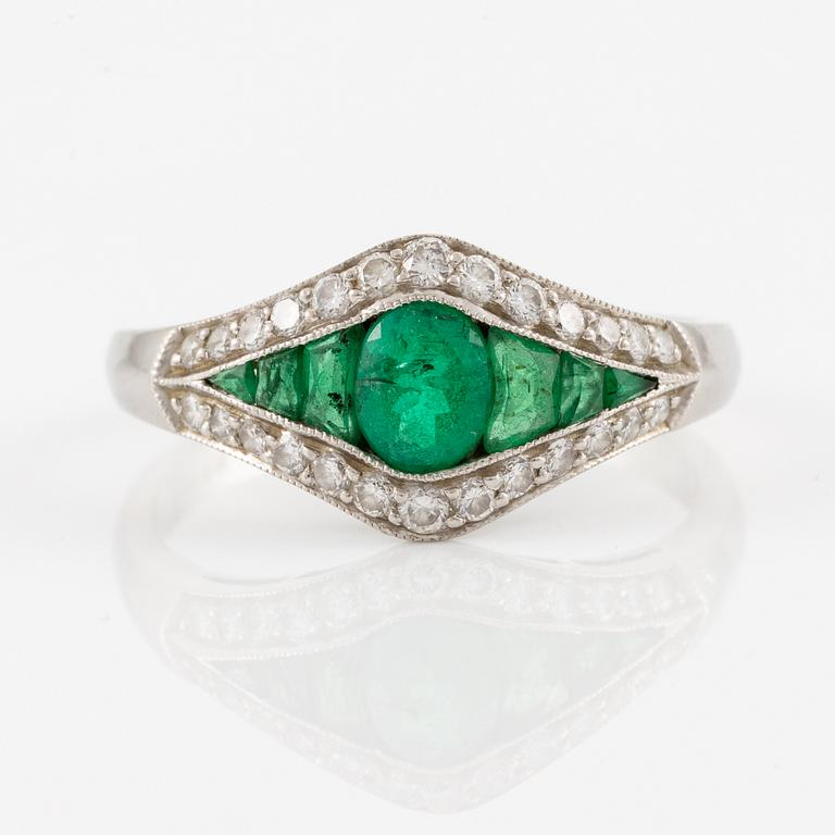 Ring, platinum with emerald and brilliant-cut diamonds.