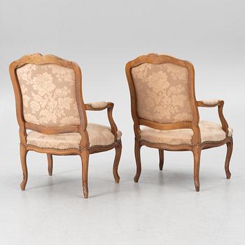Karmstolar, ett par, rokokostil, 1900-talets första hälft.