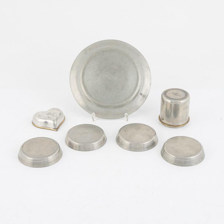 Svenskt Tenn, a pewter tray, bowl, jar and four coasters.