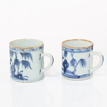 Krus, samt muggar två stycken, porslin. Qingdynastin, 1700-tal.