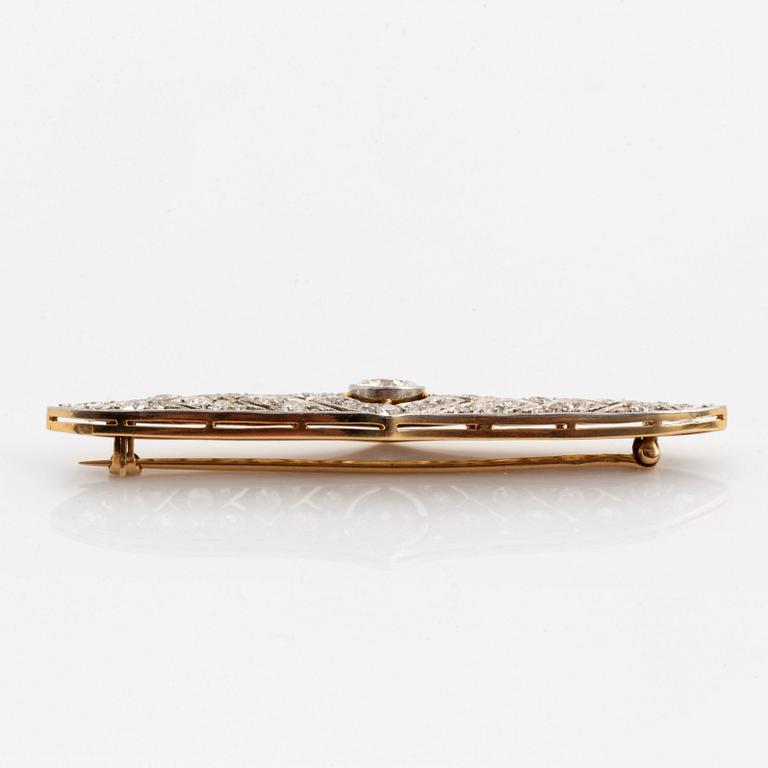 Brosch platina och 14K guld med en gammalslipad diamant ca 1.05 ct kvalitet ca H si.