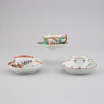 Koppar med fat, 1+1+1 st. Porslin, bl a Meissen, omkring 1800.