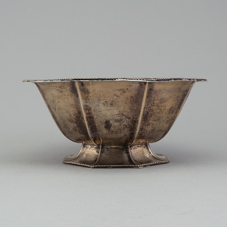 A Danish silver bowl by Møinichen from 1921. Weight 442 gram.