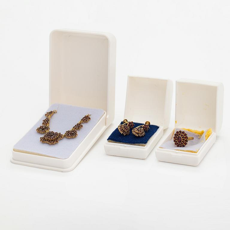 A necklace, earrings and a ring made of gilded silver and garnets.