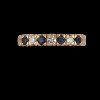 RING, 18k guld med 3 briljantslipade diamanter samt 4 fasettslipade blå safirer, Jarl Sandin, Göteborg, 1992. Vikt  3 g.