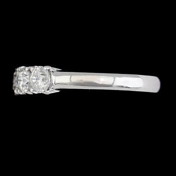 RING, 18K vitguld, 3 briljantslipade diamanter tot ca 0.97 ct.
