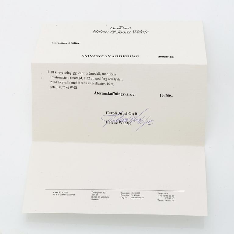 Ring carmoséring med smaragd och krans av briljanter.