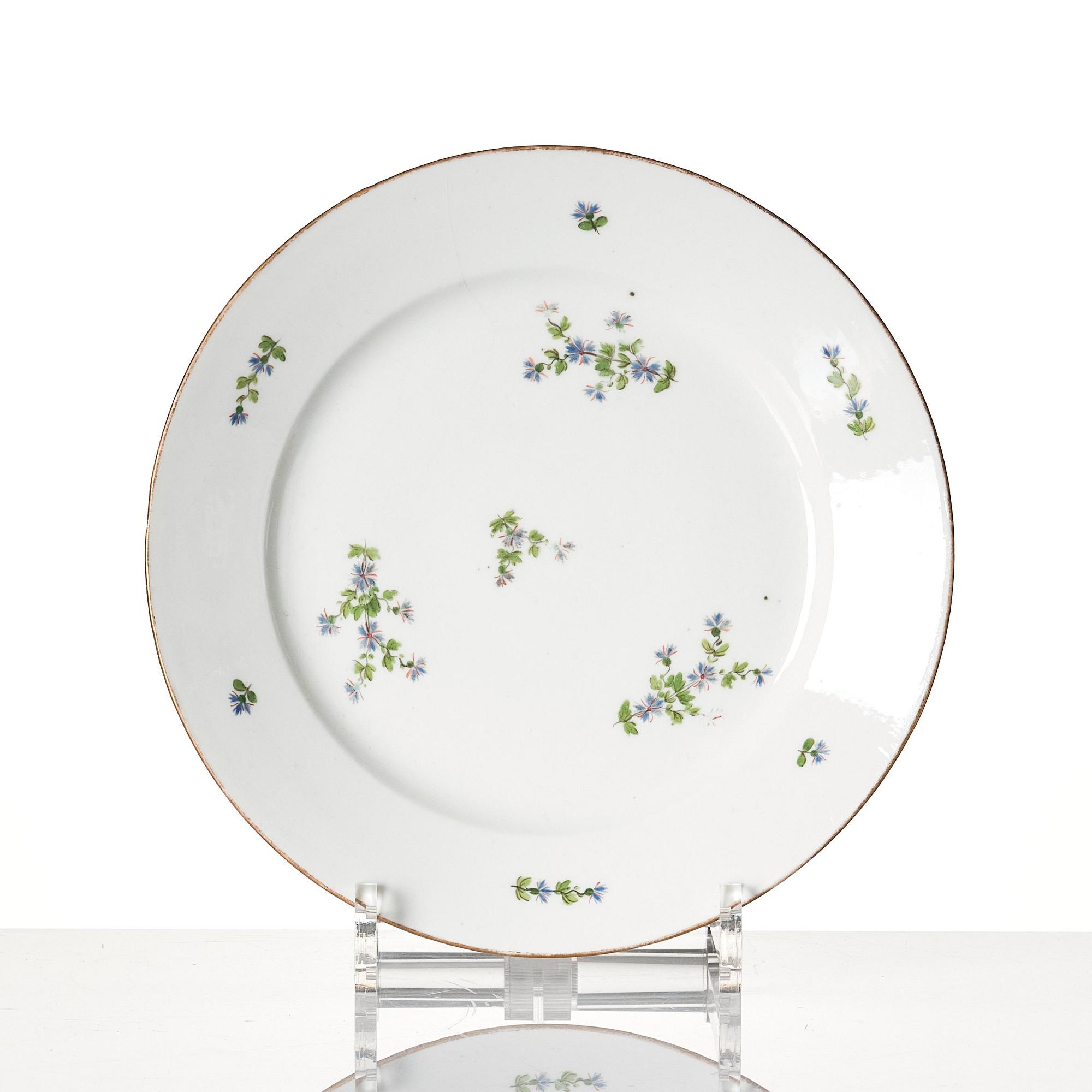 A 'Barbeau-patterned' serving dish and four dinner plates, France, late 18th Century.