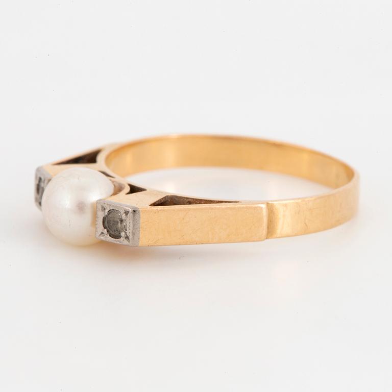 RING, 18K gold, cultured pearl and white stones. Alton, Falköping 1970.