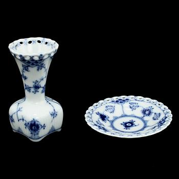 SERVISDELAR, 35 st, porslin, "Musselmalet", Royal Copenhagen.