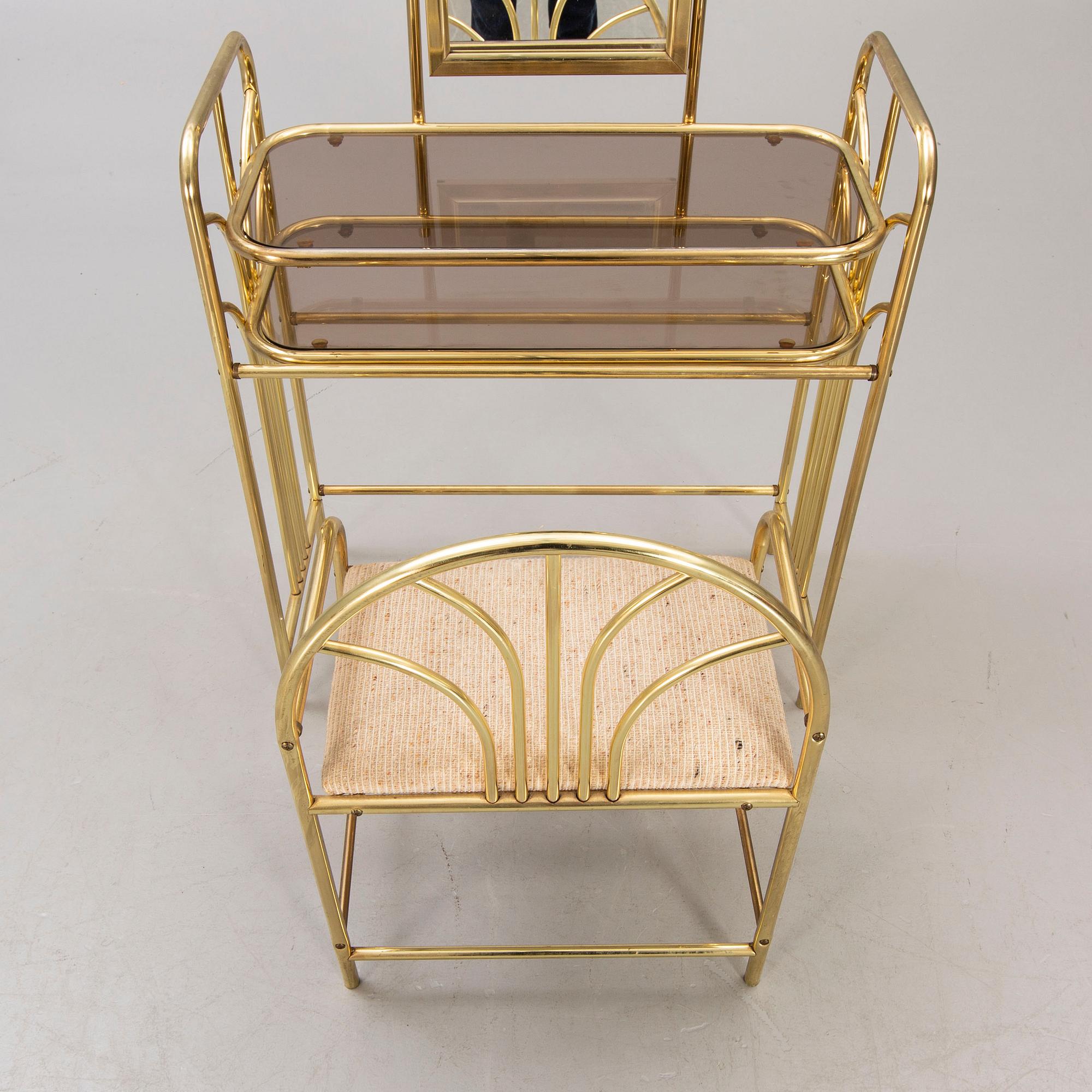 A 1970/80s vanity set.