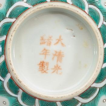 A famille verte dragon bowl, Republic. With Guangxus six characters mark in red.