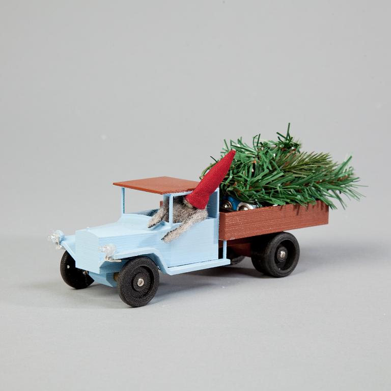 LASTBIL MED TOMTE OCH GRAN, NK 2014, JoAnn Tan Studio.