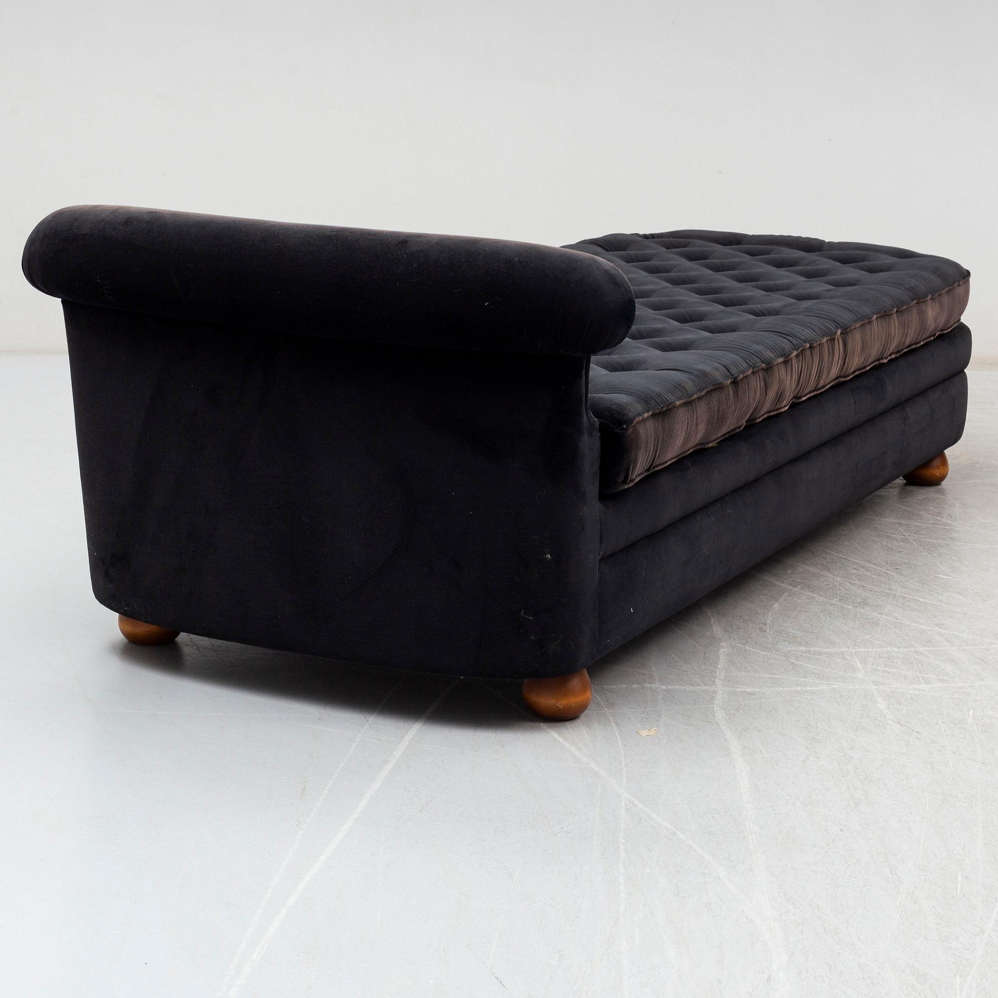 A model 775 daybed by Josef Frank for Firma Svenskt Tenn.