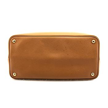 Prada, saffiano shoulder bag.
