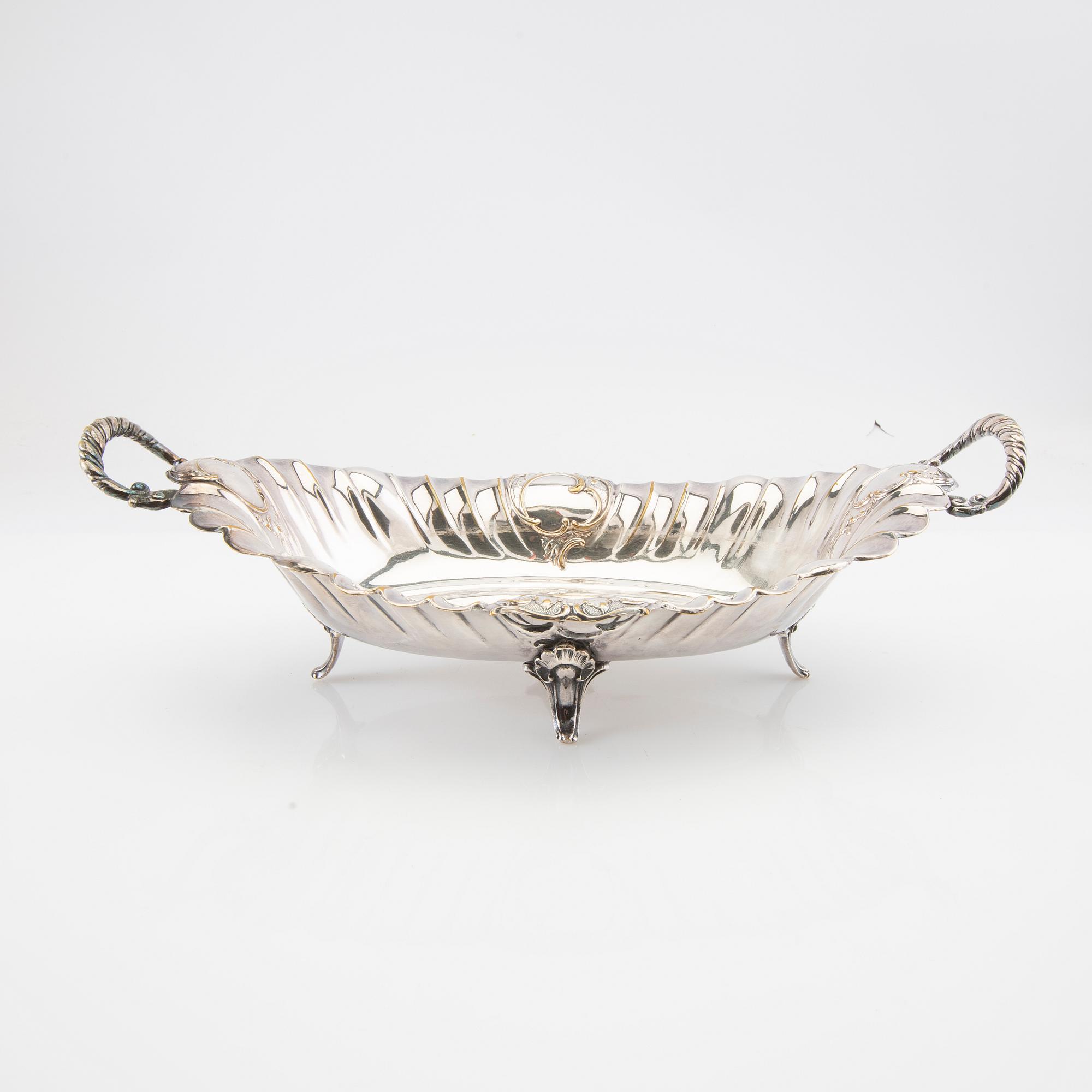 CG Hallberg shell-shaped dishes, a pair of silver, Stockholm 1915, accompanied by a bowl of nickel silver.