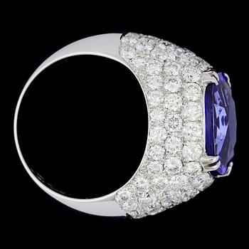 RING, tanzanit, 10.61 ct med briljantslipade diamanter, tot. 3.96 ct.