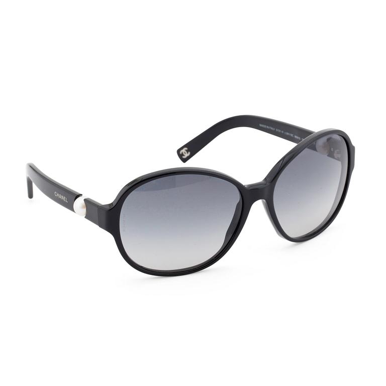 CHANEL, a pair of sunglasses, limited edition "Collection Perle".