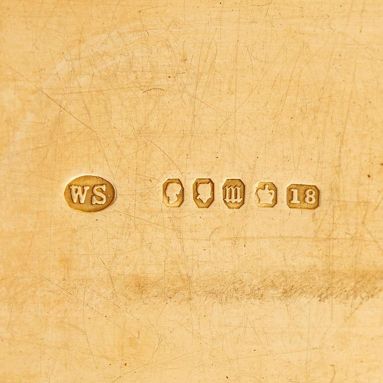 An English 18 carat gold snuff box, marks of William Summers, London 1867.