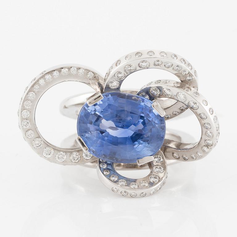 Ring, Mandelstam, 18K vitguld med safir och briljantslipade diamanter.