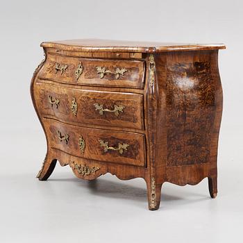 BYRÅ, av Jacob Sjölin (mästare i Köping och Kungsör 1767-1785). Rokoko.