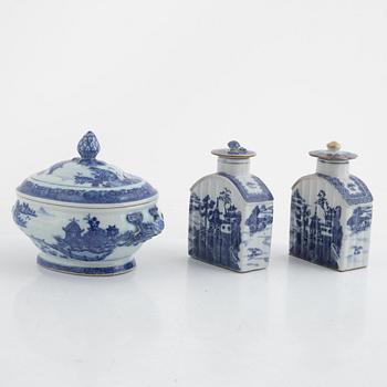 five pieces of blue and white porcelain, China, Qianlong (1736-95).