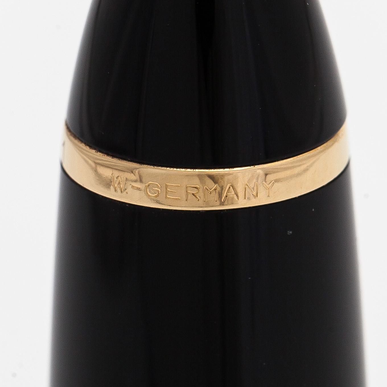 Montblanc, a Meisterstück fountain pen.