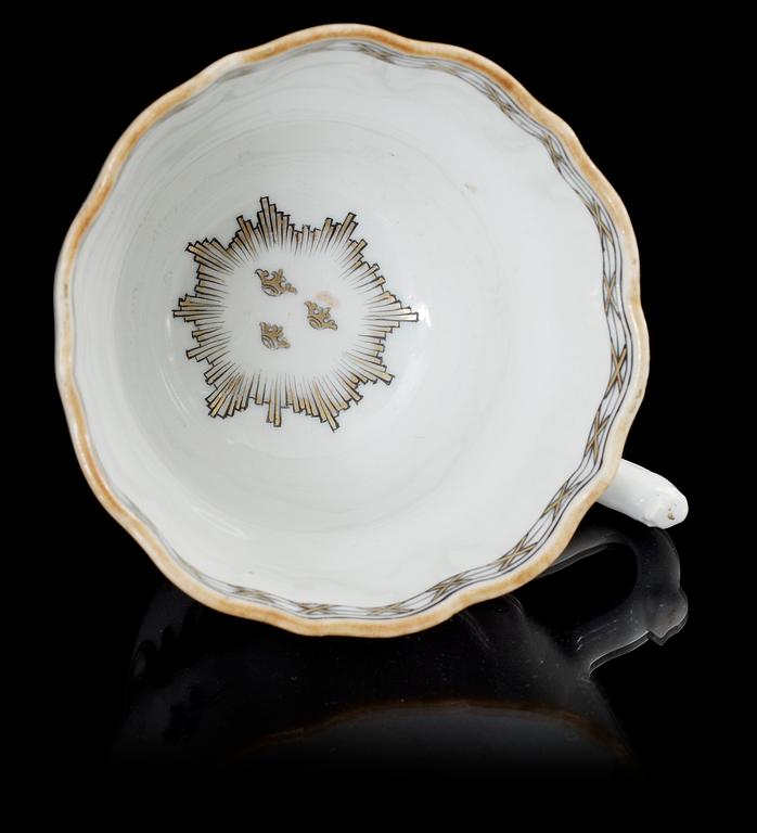 KOPP MED FAT, porslin, Kina, Qianlong, 1700-talets andra hälft.
