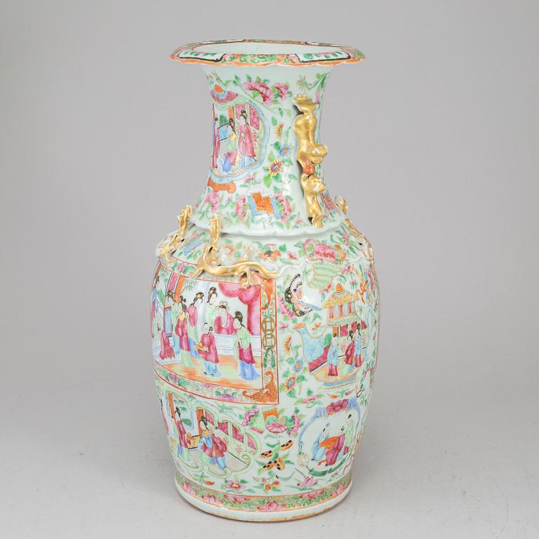 A famille rose vase, Canton, Qing dynasty, 19th century.