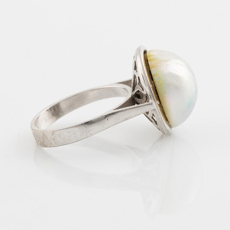 18K white gold ring.