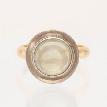 An 18K white and red gold ring set with a cabochon cut moonstone by Gustav Ljung Lund 1960.