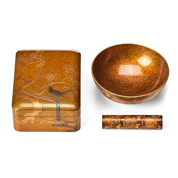 847. A Japanese lacquered bowl, box with cover and handle, 19th Century.