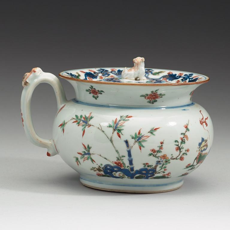 A porcelain chamber pot and cover, Qing dynasty, early 18th Century.