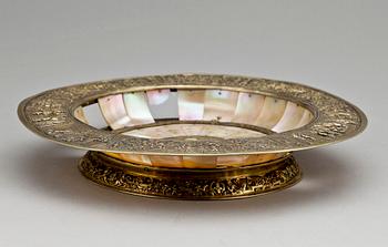 FAT, silver samt pärlemor, historismus, sannolikt Tyskland 1800-tal. Totalvikt ca 580 g.