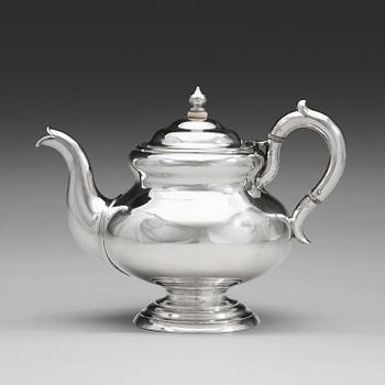 953. A Russian mid 19th century parcel-gilt tea-pot, mark of Michael Peippo, St Petersburg 1859.