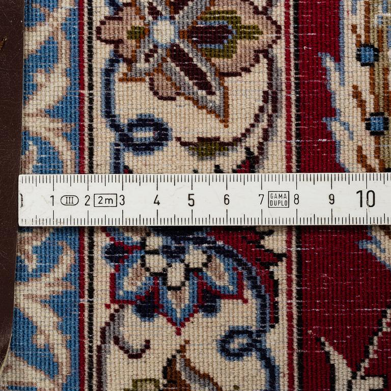 A CARPET, Old Esfahan, part silk, ca 306,5 x 201 cm.