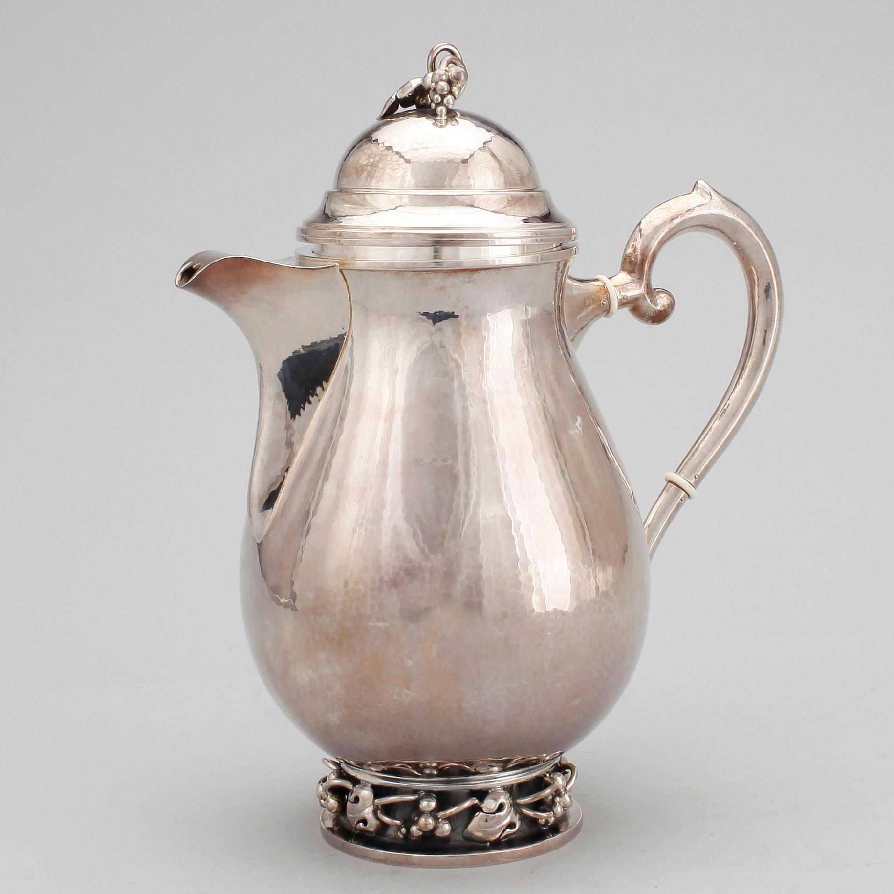 KAFFEKANNA, sterlingsilver, Dansk Guldsmede-Håndvaerk, Köpenhamn 1964-75. Vikt ca 633 g.