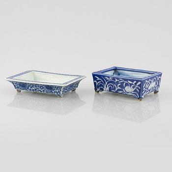 Two blue and white flower pots, late Qing and 20th century.