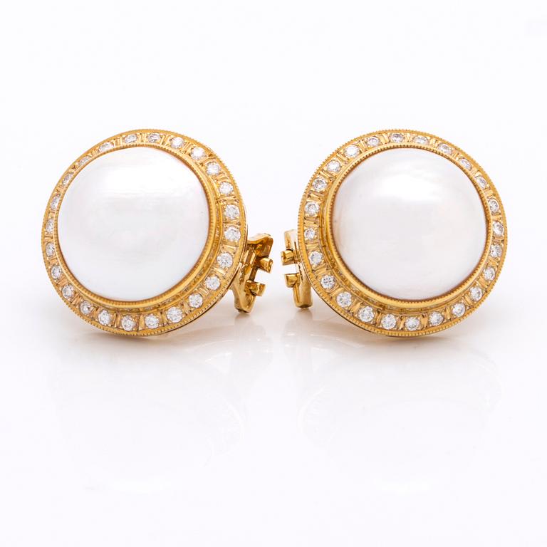 Earrings 18K gold with 2 mabé pearls approx 15 mm and brilliant-cut diamonds approx 1 ct in total, clip and pin fitting.