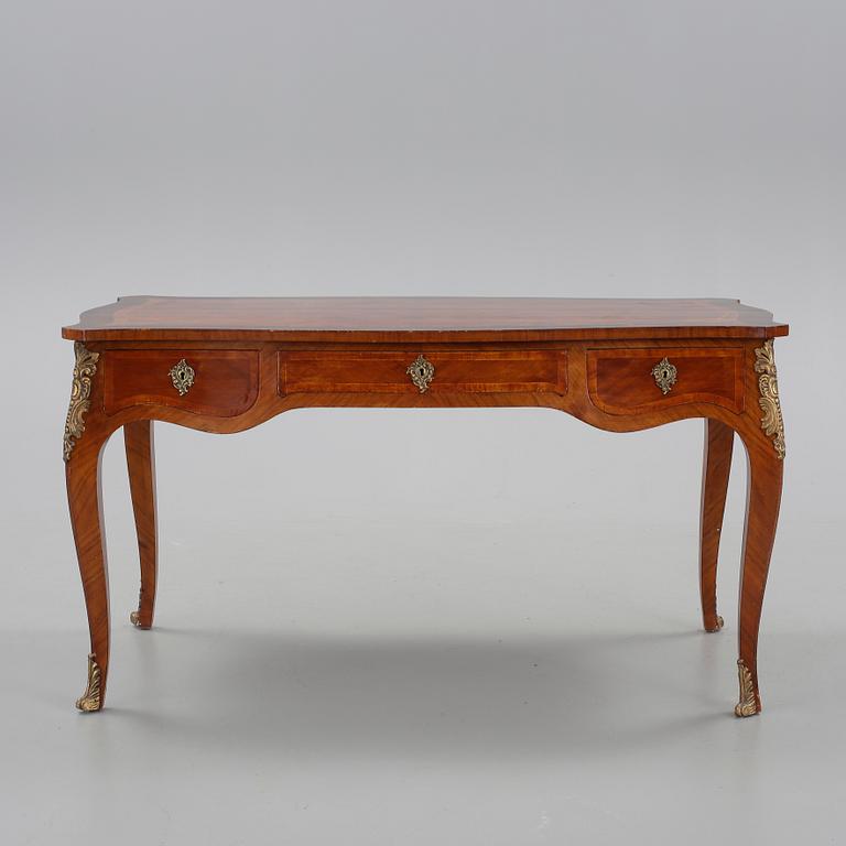 SKRIVBORD, Rokokostil, 1900-talets första hälft.