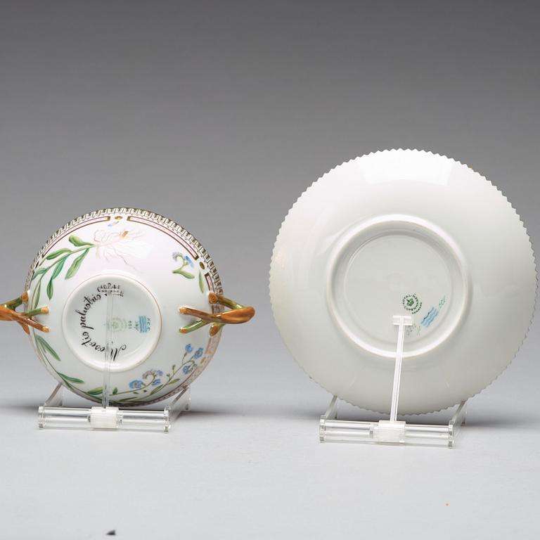 BULJONGKOPPAR med FAT, tre stycken samt FAT, porslin. "Flora Danica", Royal Copenhagen, Danmark, 1900-tal.