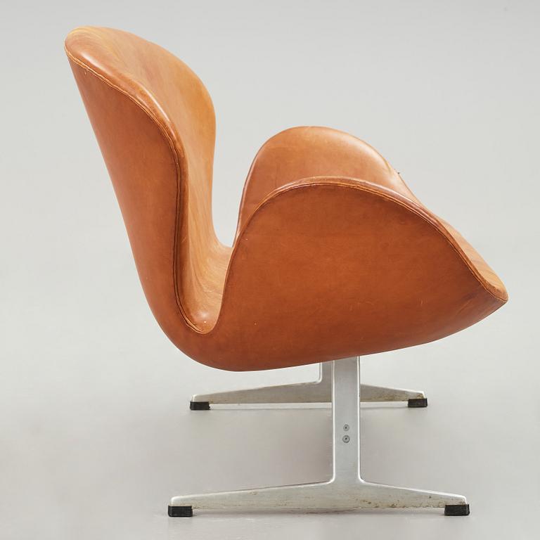 ARNE JACOBSEN, soffa, "Svanen",  för Fritz Hansen, Danmark, 1960-tal.
