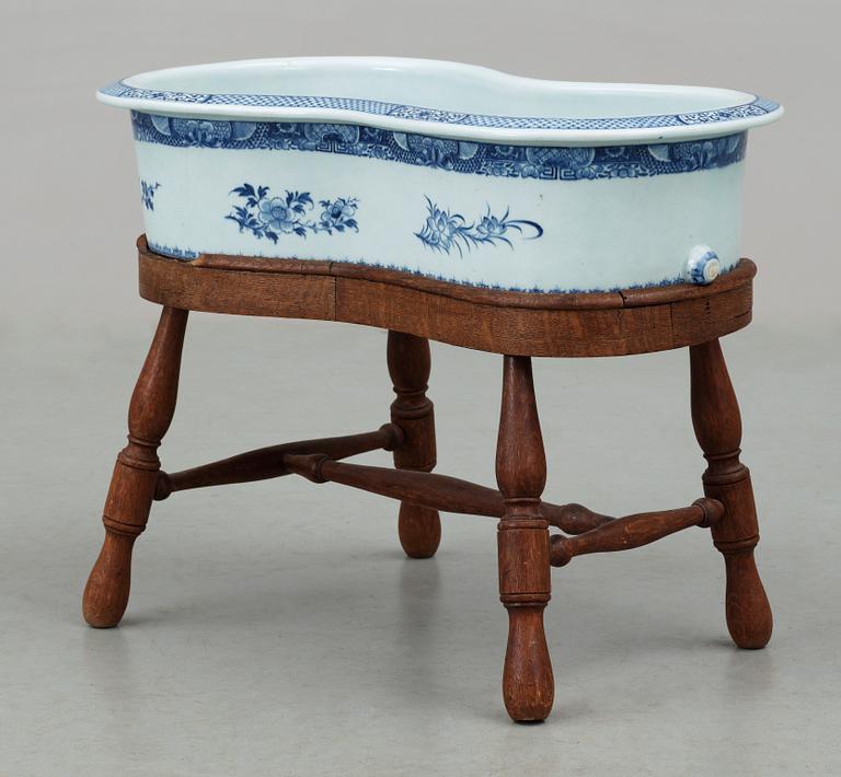 A blue and white bidé, Qing dynasty, Qianlong (1736-95).