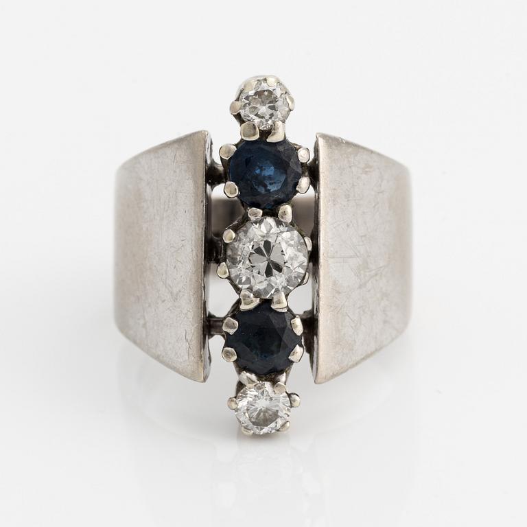 Ring in 18K gold with old-cut diamonds and sapphires.